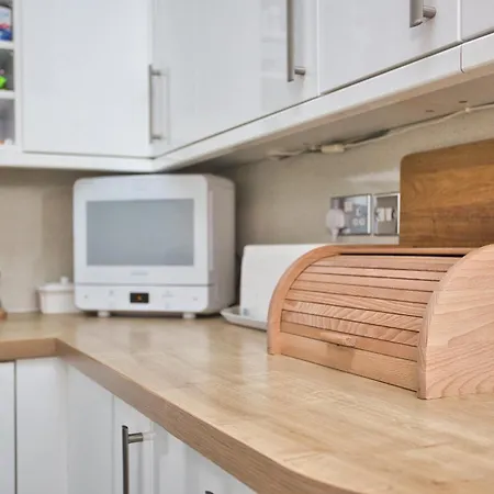 Spacious Seaside Escape In The Heart Of Deal, 4 Mins From The Beach Exterior photo
