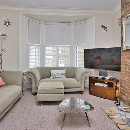 Spacious Seaside Escape In The Heart Of Deal, 4 Mins From The Beach Exterior photo