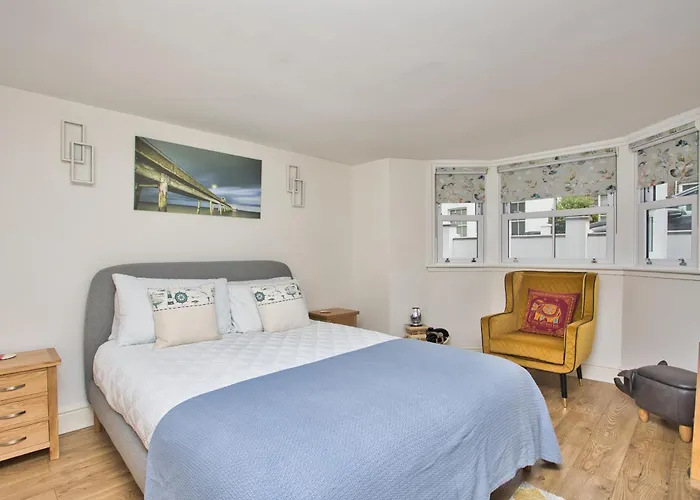 Spacious Seaside Escape In The Heart Of Deal, 4 Mins From The Beach