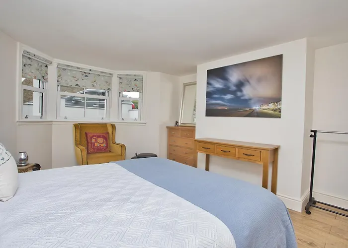 Spacious Seaside Escape In The Heart Of Deal, 4 Mins From The Beach