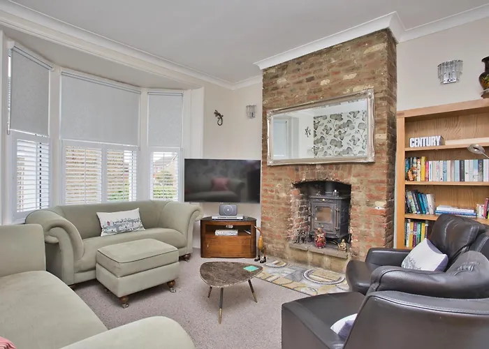 Spacious Seaside Escape In The Heart Of Deal, 4 Mins From The Beach