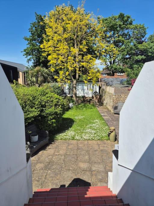 Spacious Seaside Escape In The Heart Of Deal, 4 Mins From The Holiday home