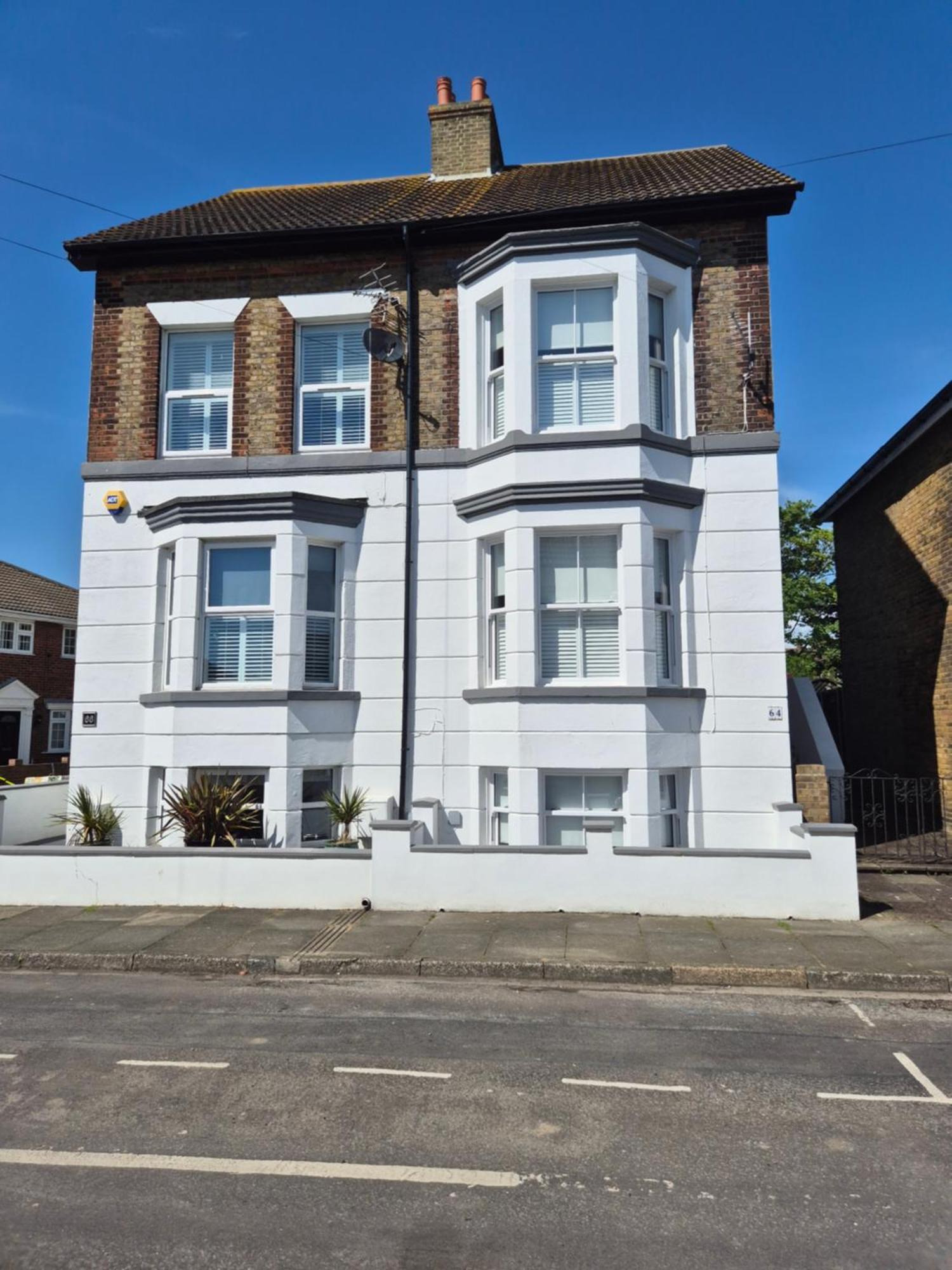 Spacious Seaside Escape In The Heart Of Deal, 4 Mins From The Deal