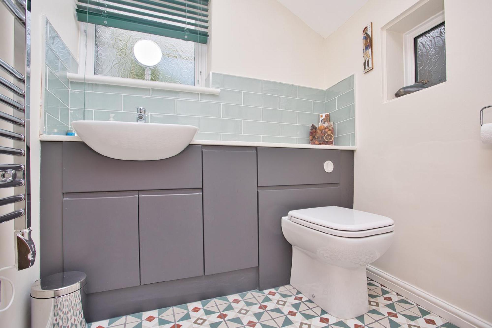 Spacious Seaside Escape In The Heart Of Deal, 4 Mins From The