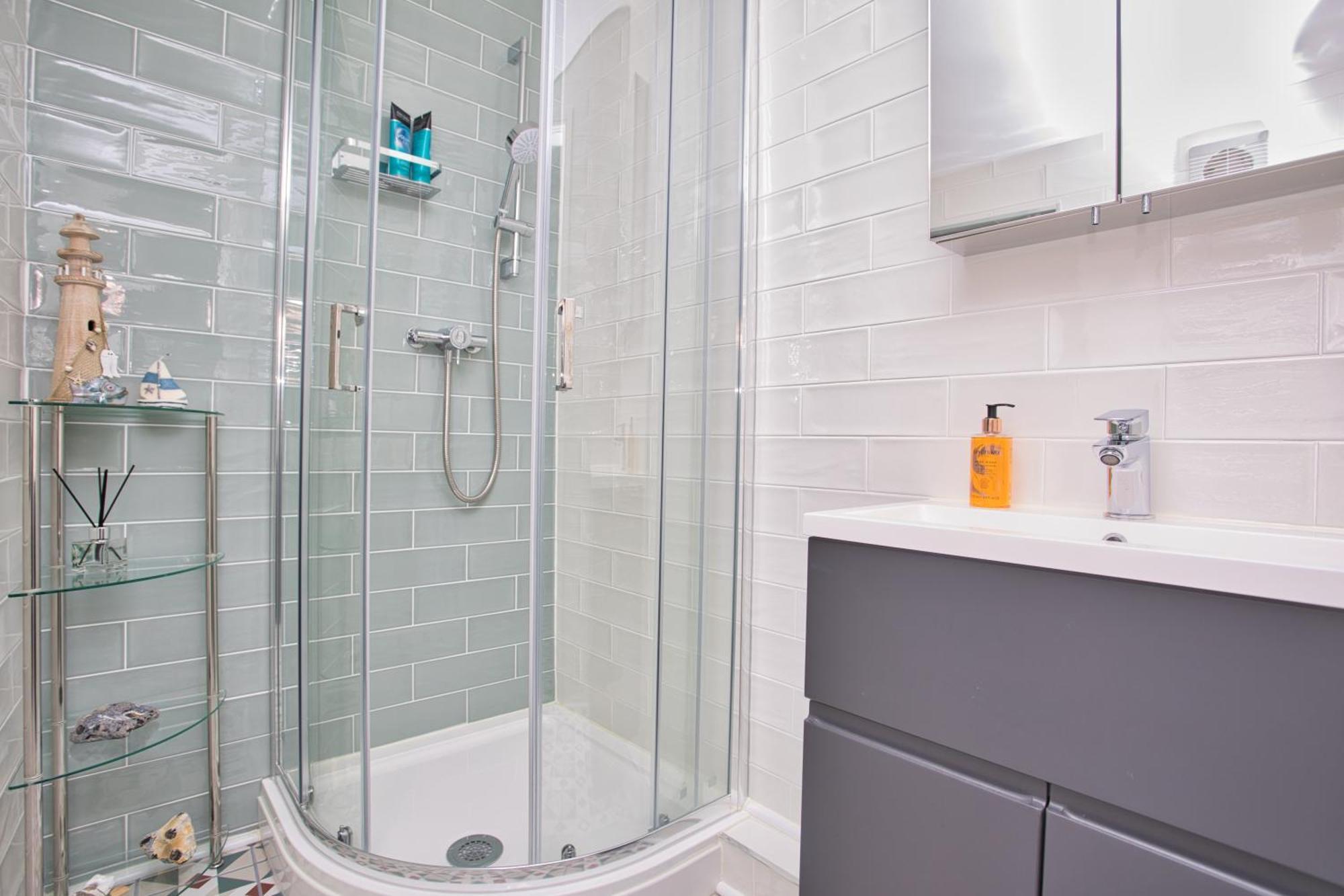 Spacious Seaside Escape In The Heart Of Deal, 4 Mins From The Holiday home *