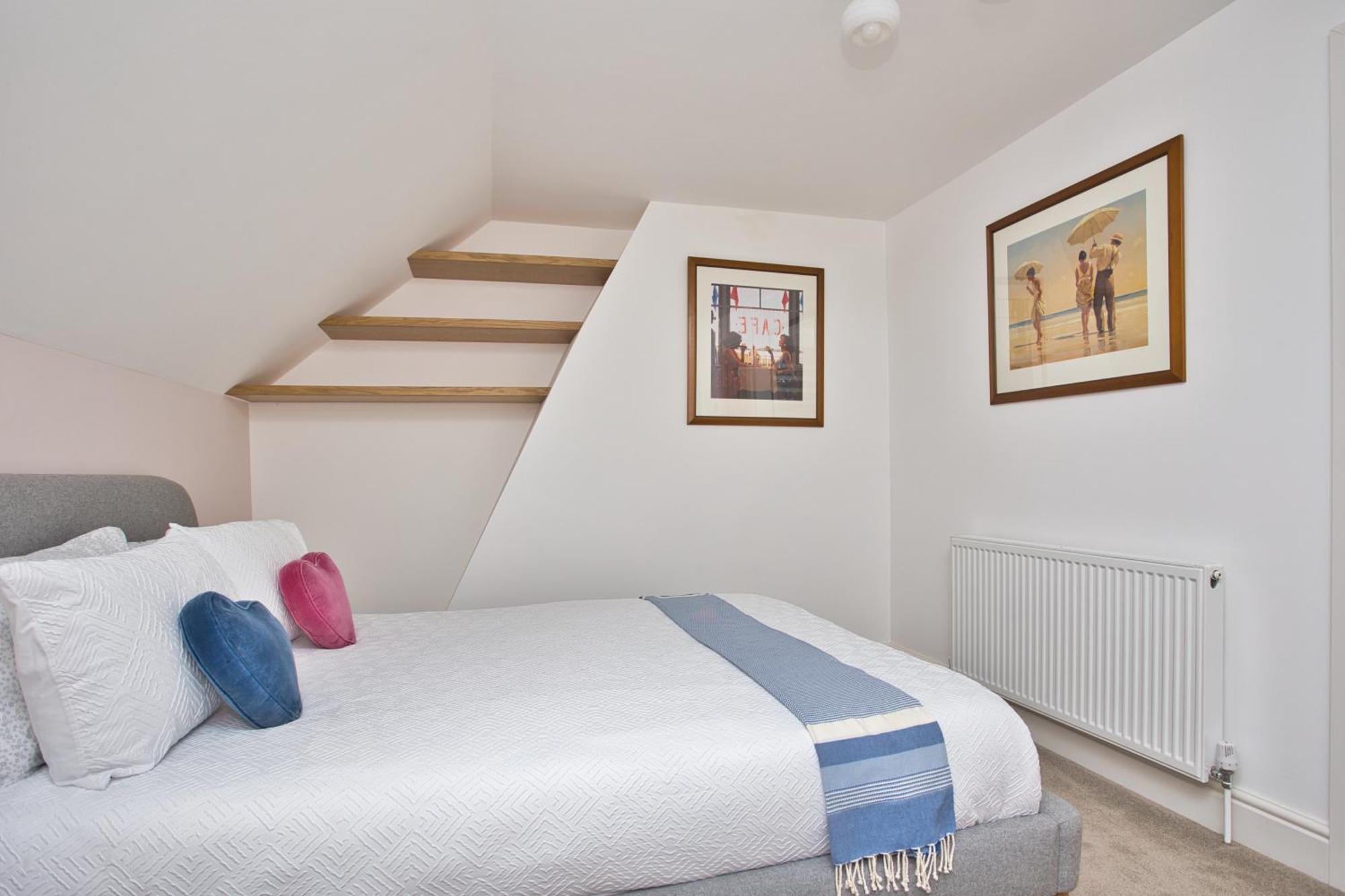 Spacious Seaside Escape In The Heart Of Deal, 4 Mins From The