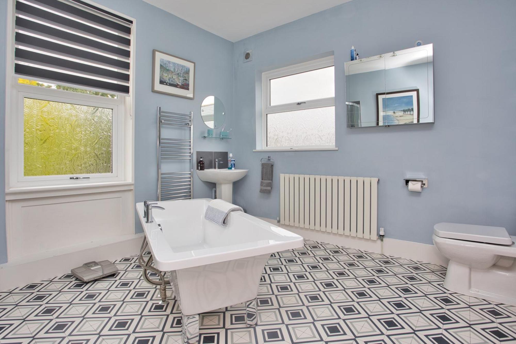Spacious Seaside Escape In The Heart Of Deal, 4 Mins From The *