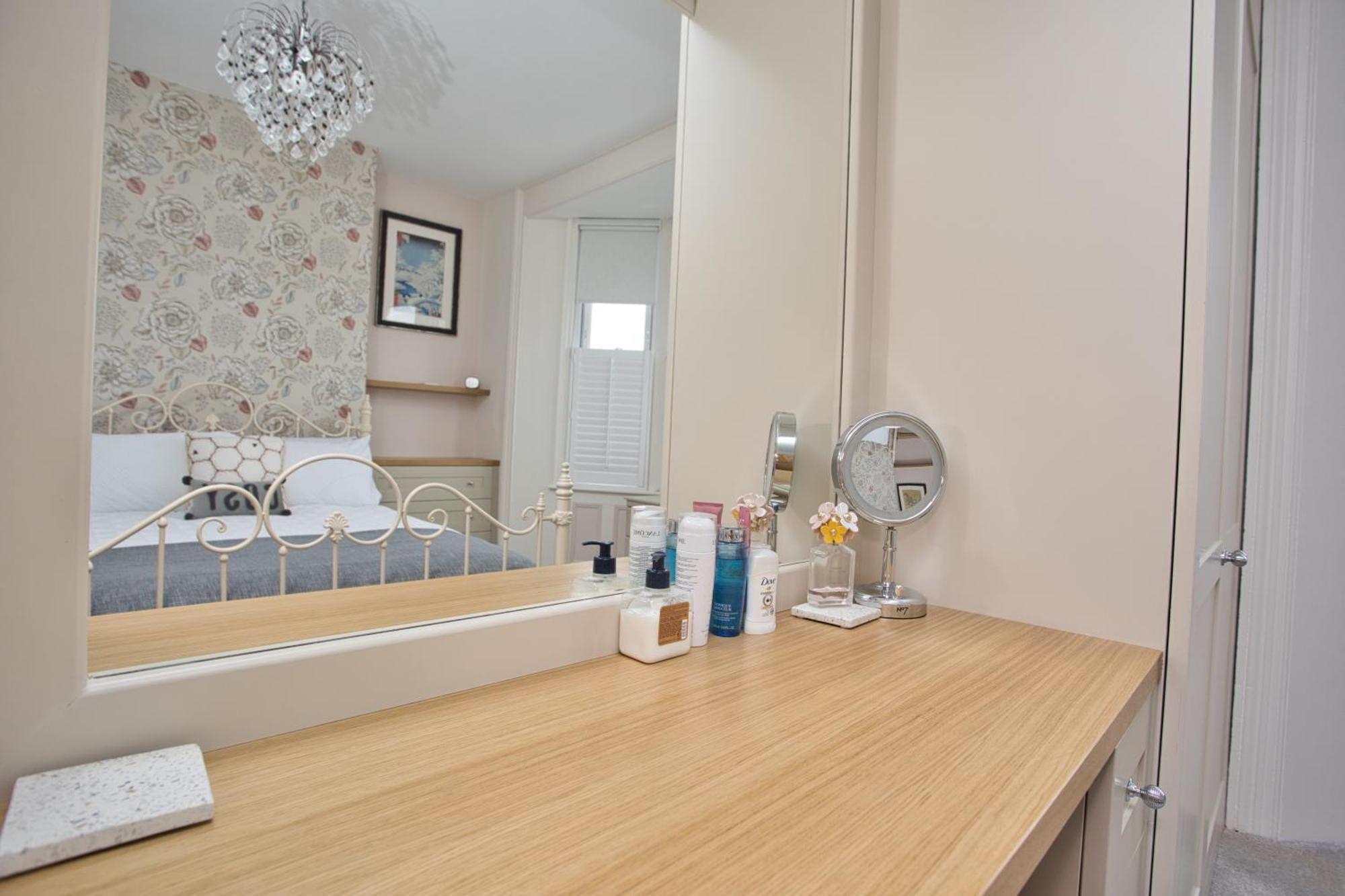 Spacious Seaside Escape In The Heart Of Deal, 4 Mins From The *