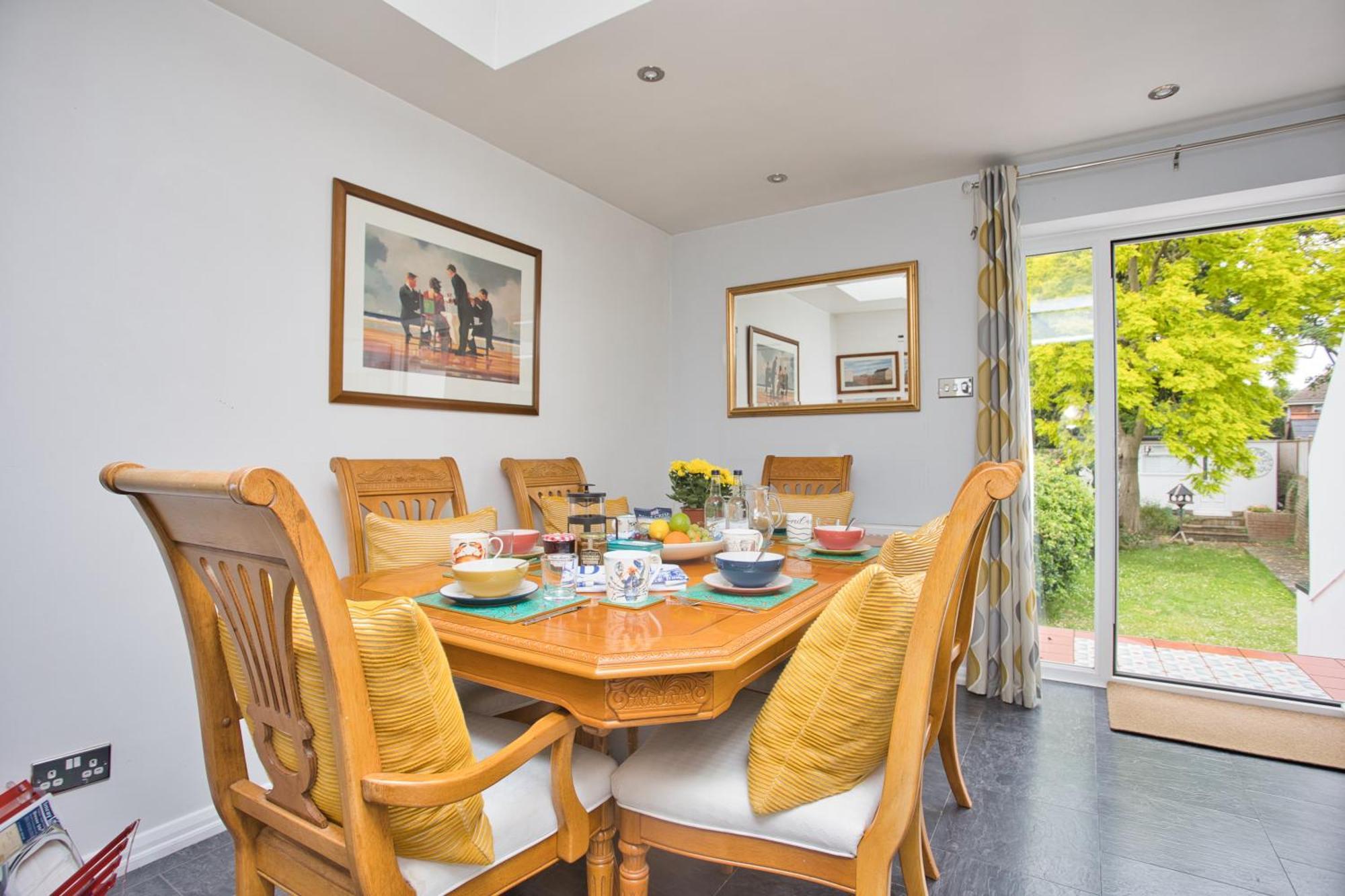 Spacious Seaside Escape In The Heart Of Deal, 4 Mins From The Deal