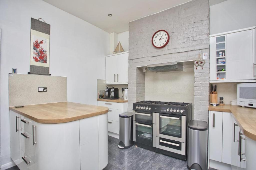 Spacious Seaside Escape In The Heart Of Deal, 4 Mins From The Holiday home *