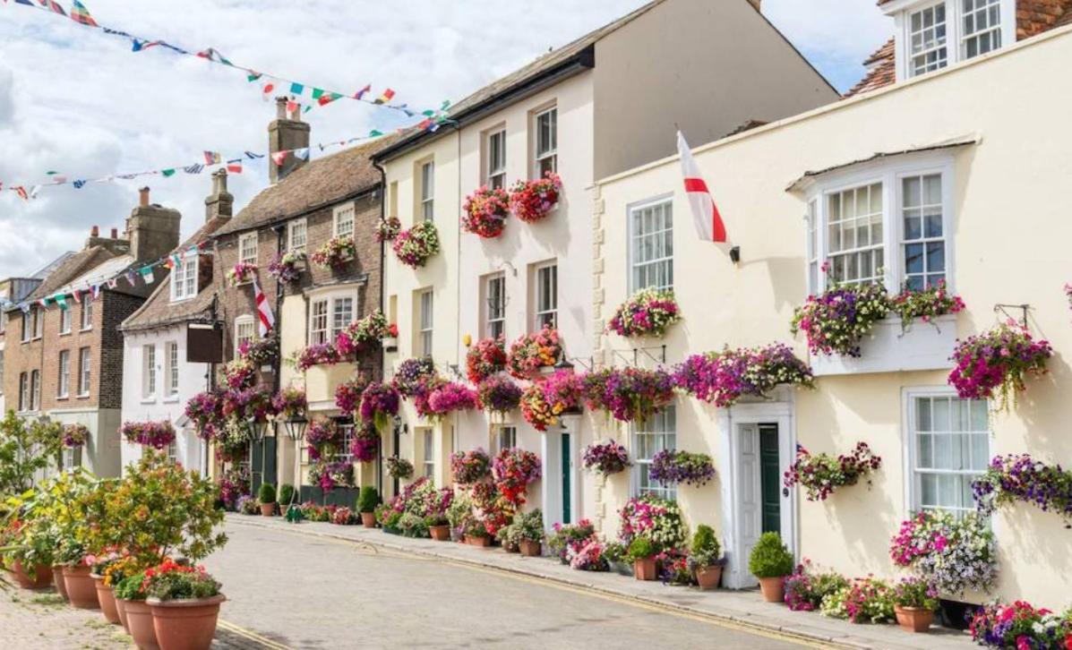 Spacious Seaside Escape In The Heart Of Deal, 4 Mins From The *